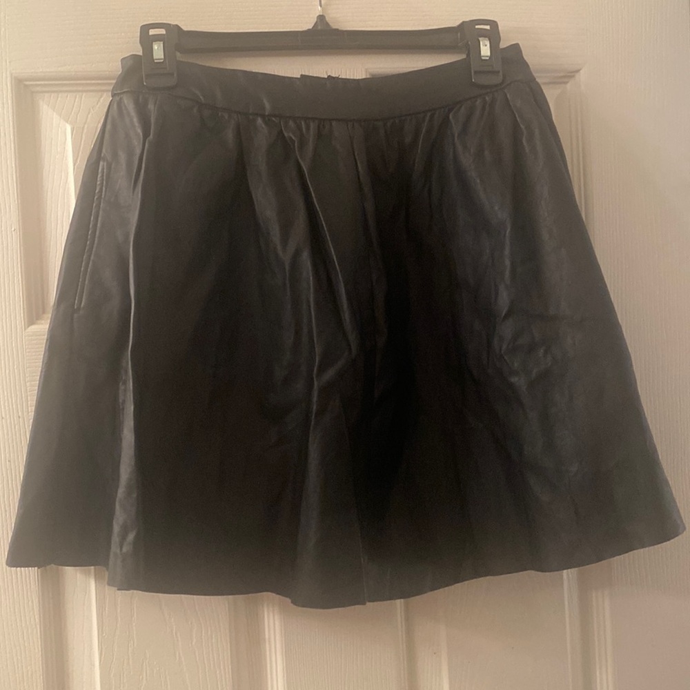 SHORT FAUX LEATHER SKIRT